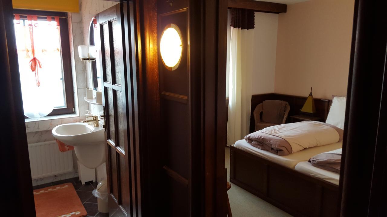 Landhotel Zum Doppeldecker Kirchen  Exteriör bild